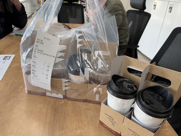 창원 마산회원구에서 자영업을 하고 있는 권현숙 씨가 지난 9일 오전 경남도민일보 편집국으로 커피 12잔을 보냈다. 커피 영수증에는 주문자 정보 없이 '오늘 기사보고 든든한 시민이 보내는 선물입니다'라고 적혀 있었다. /주성희 기자