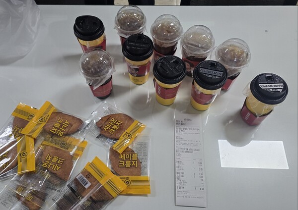 한 시민이 11일 오전 경남도민일보 편집국으로 커피 10잔과 간식 10개를 보냈다. 커피 영수증에는 주문자 정보 없이 '약한 자의 편에 서주셔서 고맙습니다. 끝까지 응원하겠습니다'라고 적혀 있었다. /이원정 기자