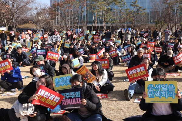 경상국립대 비상시국회의가 11일 가좌캠퍼스 민주광장에서 시국선언문을 발표하는 시국대회를 열고 있다. /허귀용