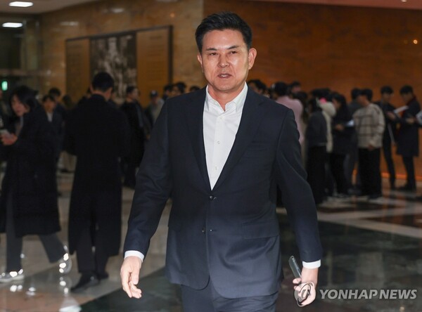 국민의힘 김태호 의원이 11일 서울 여의도 국회 본회의장으로 향하고 있다. /연합뉴스