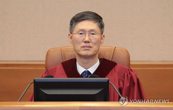 문형배 헌법재판소장 권한대행이 10일 오후 서울 종로구 헌법재판소 대심판정에서 열린 선거관리위원회 '채용비리 감사' 권한쟁의심판 공개변론에 입장해 착석하고 있다. /연합뉴스