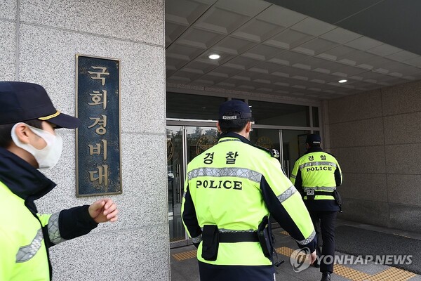11일 비상계엄 사태를 수사 중인 국가수사본부 비상계엄 특별수사단이 압수수색 중인 서울 여의도 국회경비대 입구. /연합뉴스