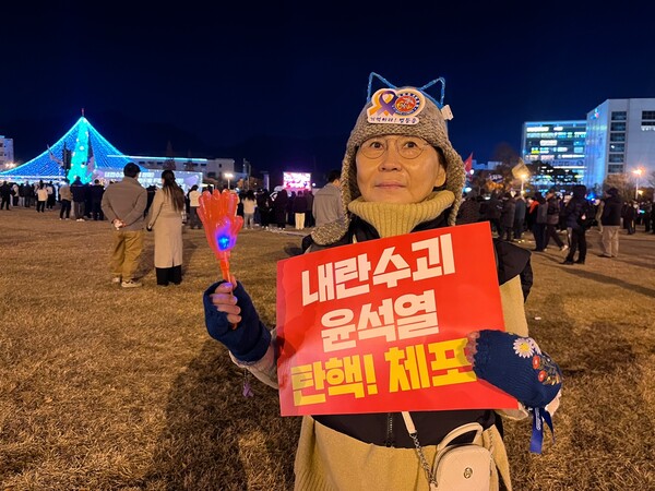 서향순(66·창원시 마산합포구 월영동) 씨가 10일 오후 6시 창원광장에서 촛불집회에 참여하고 있다. /김다솜 기자 