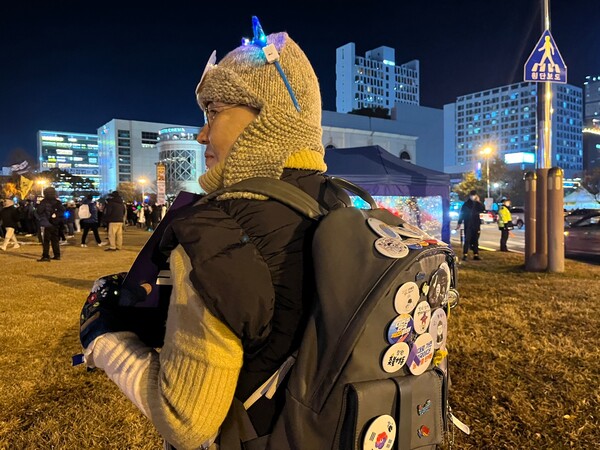 서한순(66·창원시 마산합포구 월영동) 씨의 가방에는 여러 가지 뱃지가 달려있다. 모두 집회에서 얻은 것들이다. /김다솜 기자 