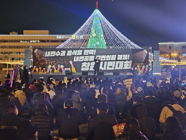 11일 오후 6시 창원시 성산구 중앙동 창원광장에서 정부 여당 규탄 집회가 열리고 있다. /최석환 기자