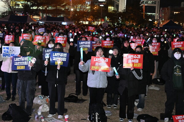 '내란수괴 윤석열 탄핵! 내란공범 국민의 힘 해체!’ 창원시민대회가 11일 오후 창원시청 앞 창원광장에서 열렸다. 집회에 참가한 시민들이 윤석열 탄핵 구호를 외치고 있다. /김구연 기자