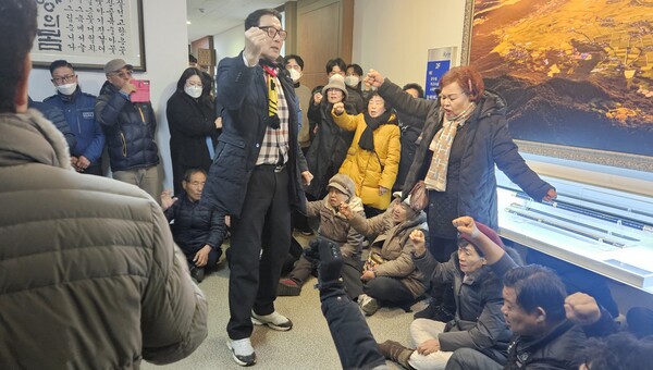 '12.3 윤석열, 12.12 전두환 군사반란 심판의 날' 행사 참가자들이 12일 오후 합천군청 군수실 앞에서 군수 면담을 요청하며 구호를 외치고 있다. /유은상 기자