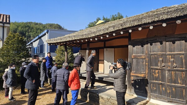  12일 오전 합천군 율곡면 전두환 생가를 둘러보고 있다. /유은상 기자
