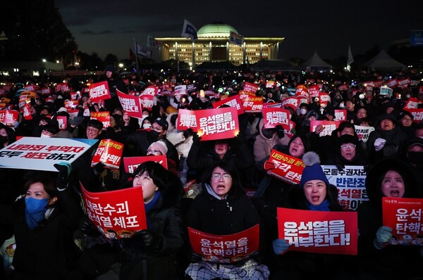 　14일 국회 본회의에 윤석열 대통령 2차 탄핵소추안이 상정된다. 12.3 내란 사태 이후 전국 곳곳에서 대통령 탄핵을 촉구하는 촛불집회가 이어지고 있고, 지난 7일 국민의힘 국회의원들 표결 불참으로 탄핵이 무산된 이후 분노한 시민 목소리가 더 거세지고 있다. 사진은 지난 7일 오후 국회 앞에서 열린 '내란죄 윤석열 퇴진! 국민주권 실현! 사회대개혁! 범국민촛불대행진' 참석자들이 손팻말을 들고 구호를 외치는 모습이다. /연합뉴스