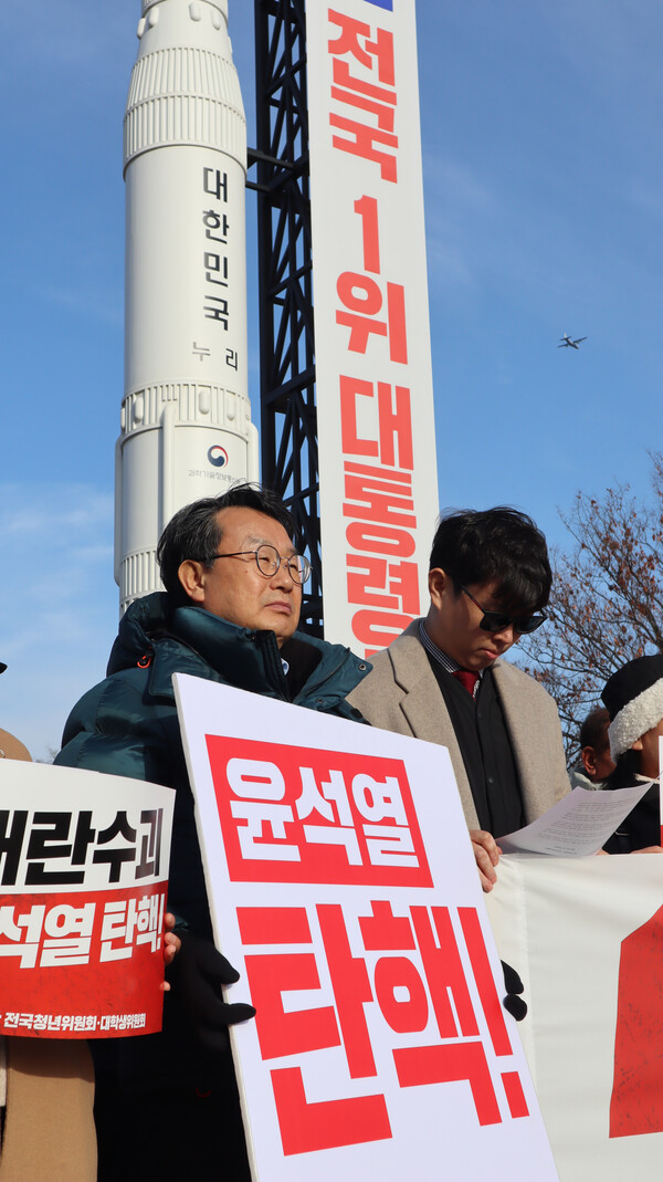 더불어민주당 경남도당 관계자들이 12일 경남도청 정문에서 경남 국민의힘 국회의원 13명을 상대로 윤석열 대통령 탄핵소추안 찬성 표결을 촉구하고 있다. /최환석 기자