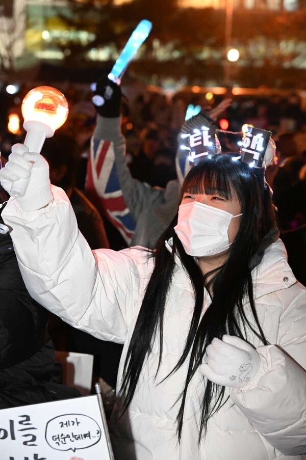 8년 전과 지금의 광장은 크게 달라졌다. 촛불 대신 응원봉이 광장을 메웠다. 1020세대가 광장을 주도하고 있다. /김구연 기자