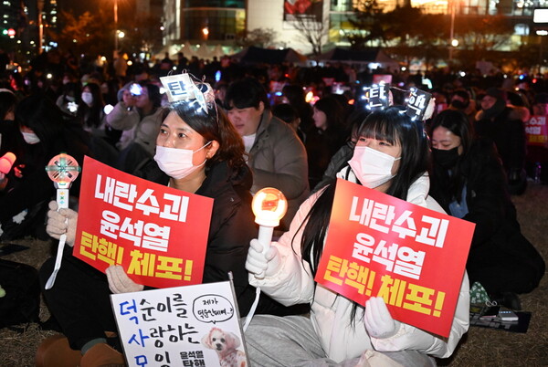 11일 창원광장에서 열린 시국대회에 참석한 시민들이 윤석열 탄핵을 외치고 있다. /김구연 기자