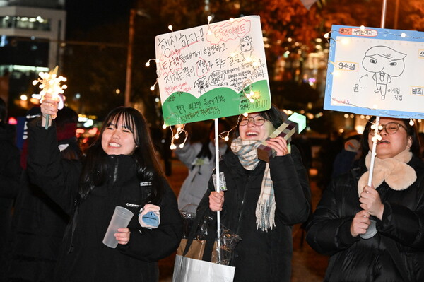 11일 창원광장에서 열린 시국대회에 참석한 시민들이 윤석열 탄핵을 외치고 있다. /김구연 기자