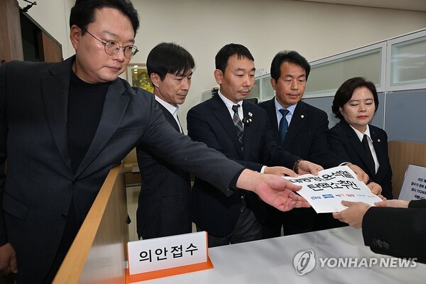 더불어민주당·조국혁신당·진보당·개혁신당·기본소득당·사회민주당 등 야 6당 국회의원들이 12일 서울 여의도 국회 의안과에 윤석열 대통령 탄핵 소추안을 제출하고 있다. /연합뉴스