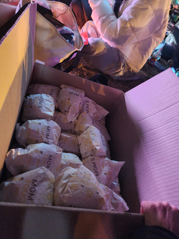 지난 11일 오후 6시에 한 가족이 창원광장 집회 참석자를 위해 선결제를 해서 창원광장에 햄버거 100개가 배달됐다./우귀화 기자