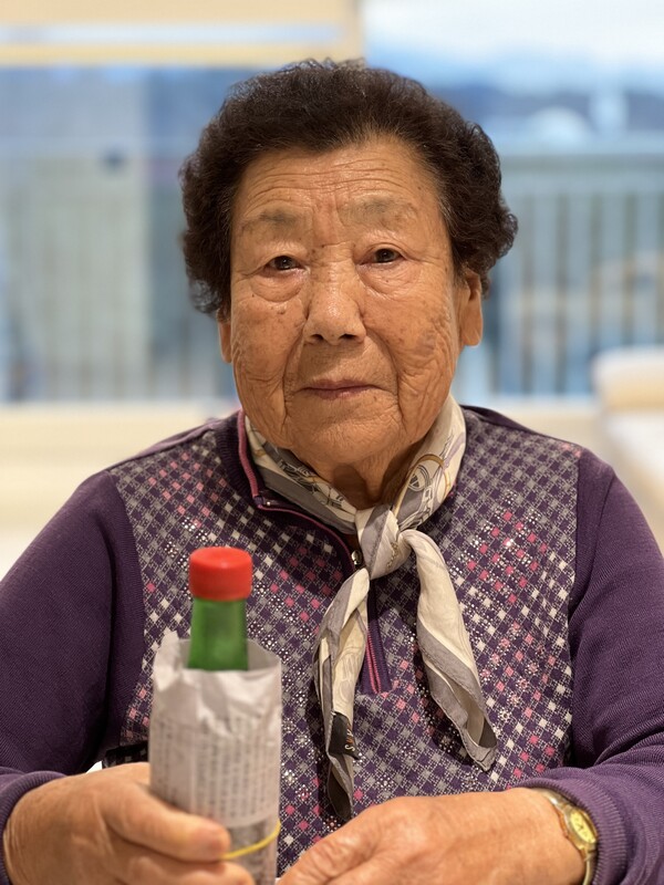 당신이 손수 만드는 참기름을 들어보인 할머니. /김윤지