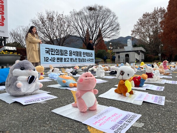 경남청년유니온이 13일 오전 경남도청 앞에서 시국선언을 하고 있다./김다솜 기자