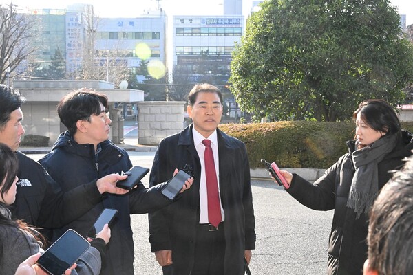 명 씨의 법률 대리인 남상권 변호사가 13일 오후 창원지방검찰청 앞에서 입장을 발표하고 있다./김구연 기자