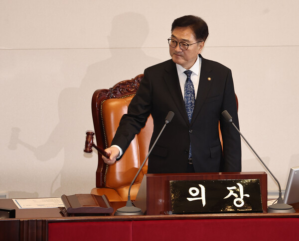우원식 국회의장이 13일 국회에서 열린 본회의에서 의사봉을 두드리고 있다