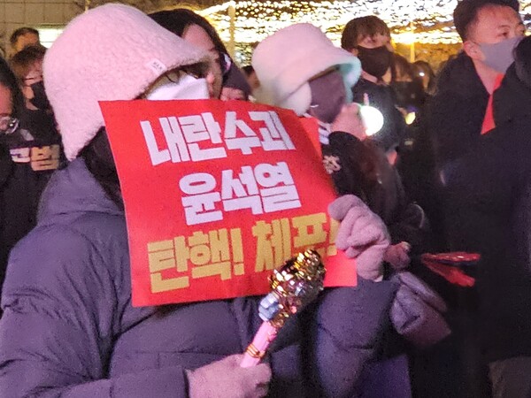 13일 오후 6시께 창원시 성산구 중앙동 창원시청 맞은편 창원광장에서 윤석열 대통령 탄핵을 촉구하는 집회가 열리고 있다. /최석환 기자