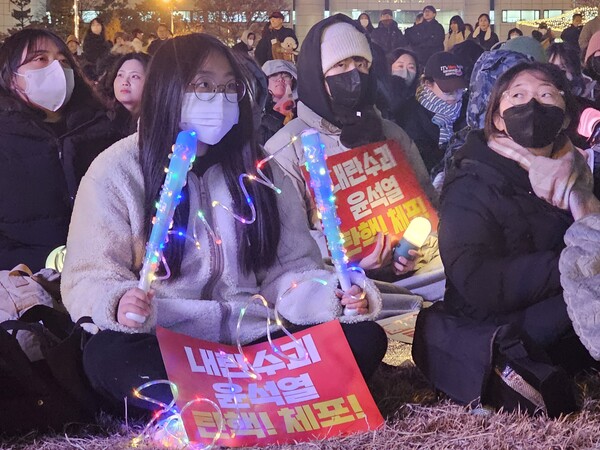 13일 오후 6시께 창원시 성산구 중앙동 창원시청 맞은편 창원광장에서 윤석열 대통령 탄핵을 촉구하는 집회가 열리고 있다. /최석환 기자