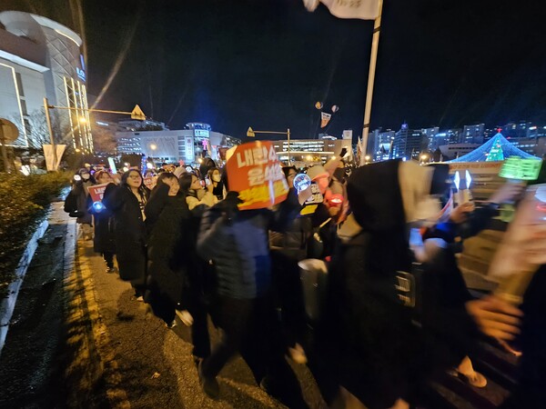창원광장 윤석열 대통령 탄핵 촉구 집회 참석자들이 거리 행진을 하고 있다. /최석환 기자