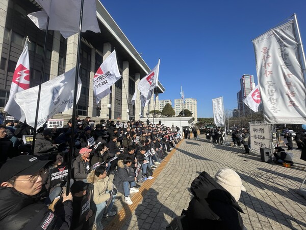 전·현직 언론인 200여 명이 14일 오후 1시 30분 서울 여의도 KBS 본관 앞에서 '언론자유 말살 윤석열 탄핵 촉구 범언론인 결의대회'을 하고 있다. 이날 현업 언론이 4164명이 기명으로 참여한 현업 언론인 시국선언문을 낭독도 했다. /김두천 기자