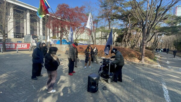 예술하는 버니즈 연합 등이 14일 오후 서울 여의도 공원 한 켠에서 레이브 파티 형식의 윤석열 대통령 퇴진 집회를 하고 있다. /김두천 기자