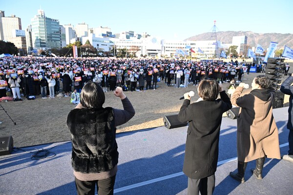 국회의 윤석열 대통령 탄핵소추안 2차 표결일인 2024년 12월 14일'내란수괴 윤석열 탄핵! 내란공법 국민의 힘 해체!'를 위한 경남도민대회가 창원시청 앞 창원광장에서 열렸다. 집회에 참가한 시민들이 윤석열 탄핵 등의 구호를 외치고 있다. /김구연 기자 sajin@idomin.com