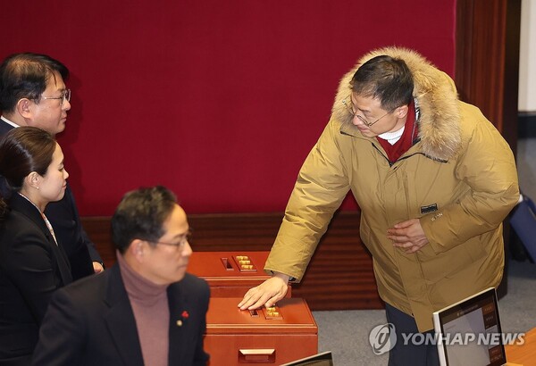 국민의힘 김상욱 의원이 14일 오후 국회 본회의에 참석해 윤석열 대통령 탄핵소추안 표결에 참여하고 있다. /연합뉴스