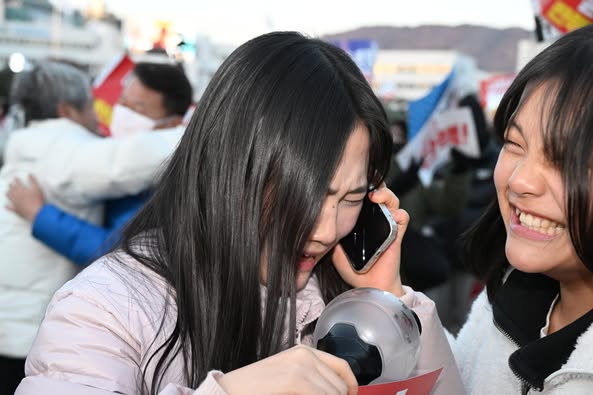 국회의 윤석열 대통령 탄핵소추안 2차 표결일인 2024년 12월 14일'내란수괴 윤석열 탄핵! 내란공법 국민의 힘 해체!'를 위한 경남도민대회가  창원시청 앞 창원광장에서 열렸다.집회에 참가한 한 청소년이 윤석열 탄핵 가결 소식을 가족에게 전화로 알려주며 눈물 흘리고 있다.  /김구연 기자 sajin@idomin.com