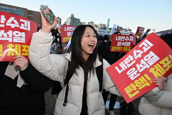 국회의 윤석열 대통령 탄핵소추안 2차 표결일인 2024년 12월 14일'내란수괴 윤석열 탄핵! 내란공법 국민의 힘 해체!'를 위한 경남도민대회가  창원시청 앞 창원광장에서 열렸다.집회에 참가한 한 청소년이 윤석열 탄핵 가결 소식을 가족에게 전화로 알려주며 눈물 흘리고 있다.  /김구연 기자 sajin@idomin.com