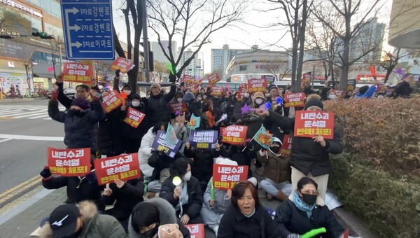 윤석열 대통령 탄핵안 가결 소식에 양산시민은 "촛불이 이겼다, 국민이 이겼다"며 환호하고 있다. /이현희 기자