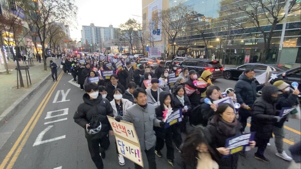 윤석열 대통령 탄핵을 요구하는 거리행진이 탄핵안 가결로 국민 승리를 축하하는 행진으로 바뀌었다. /이현희 기자