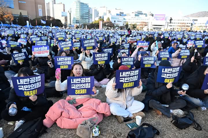 국회의 윤석열 대통령 탄핵소추안 2차 표결일인 2024년 12월 14일'내란수괴 윤석열 탄핵! 내란공법 국민의 힘 해체!'를 위한 경남도민대회가  창원시청 앞 창원광장에서 열렸다. 집회에 참가한 시민들이 윤석열 탄핵 등의 구호를 외치고 있다.  /김구연 기자