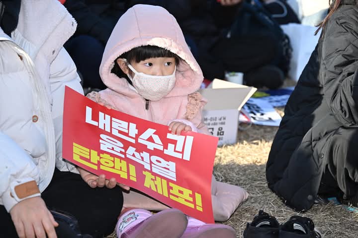 집회에 참가한 한 아이가 손팻말을 들고 있다.  /김구연 기자