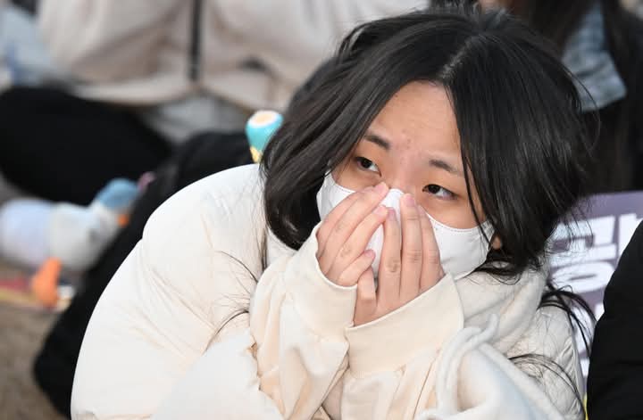 집회에 참가한 한 시민이 윤석열 탄핵안 가부를 초조하게 기다리고 있다.  /김구연 기자