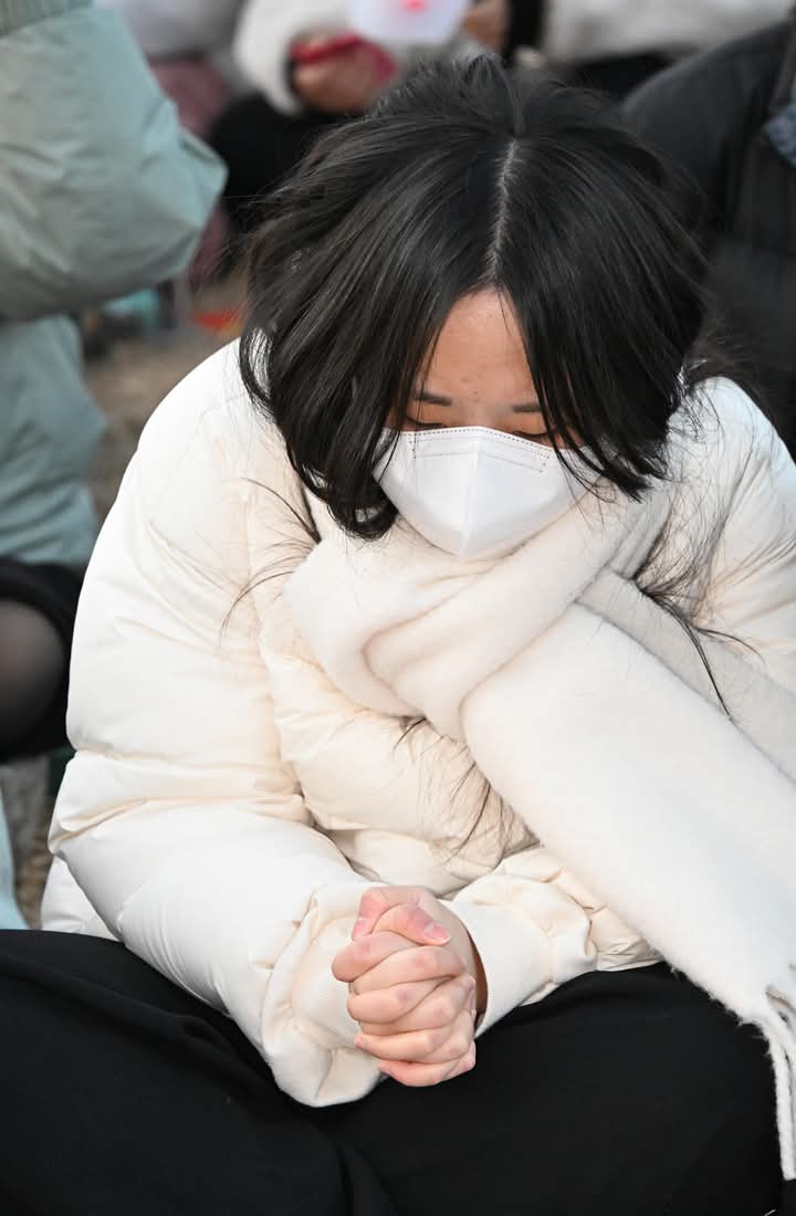 집회에 참가한 한 시민이 윤석열 탄핵안 가부를 기다리며 기도하고 있다. /김구연 기자