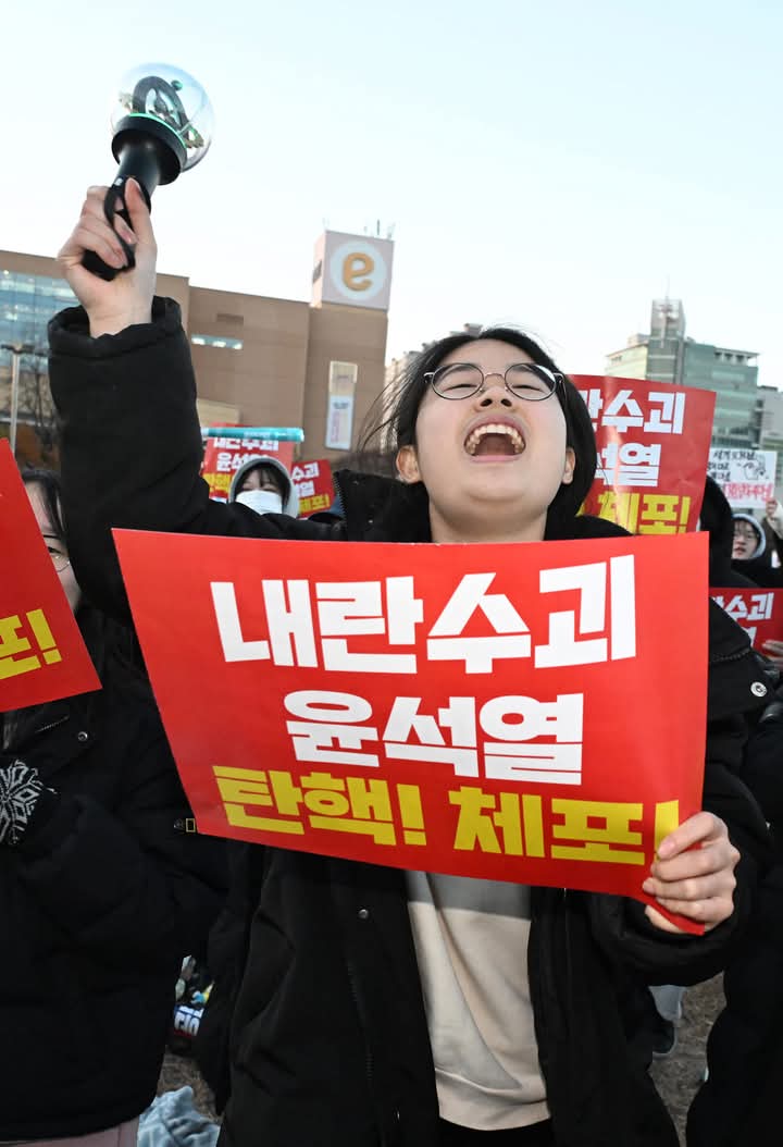 집회에 참가한 한 시민이 윤석열 탄핵 가결되자 환호하고 있다. /김구연 기자