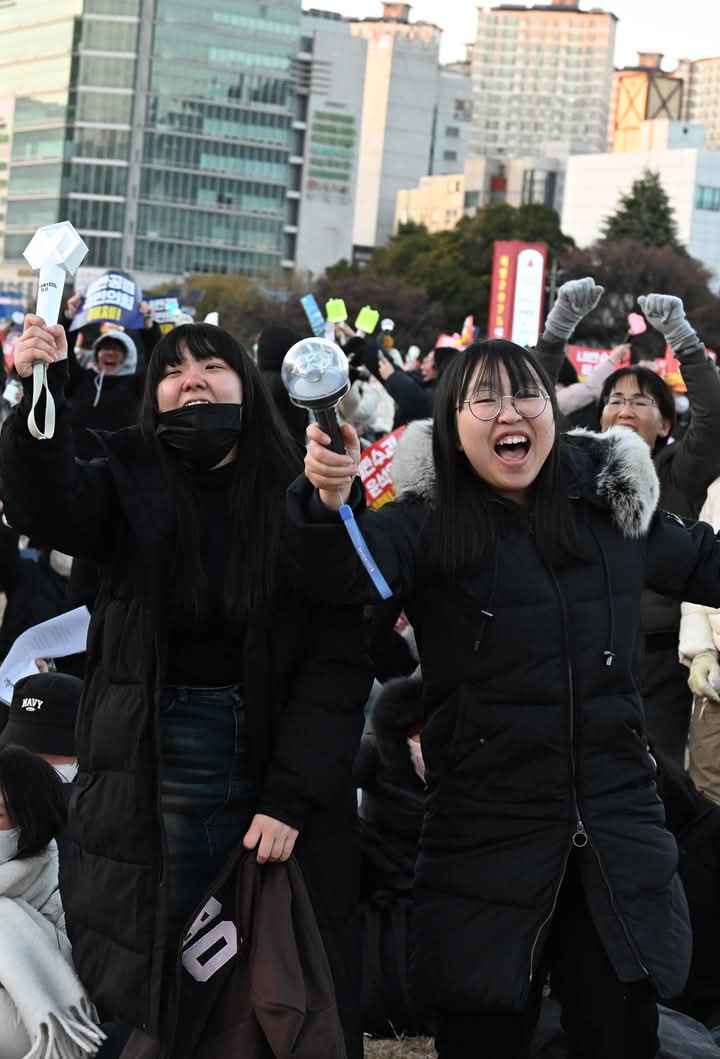 집회에 참가한 한 시민이 윤석열 탄핵 가결되자 환호하며 응원봉을 흔들고 있다.  /김구연 기자