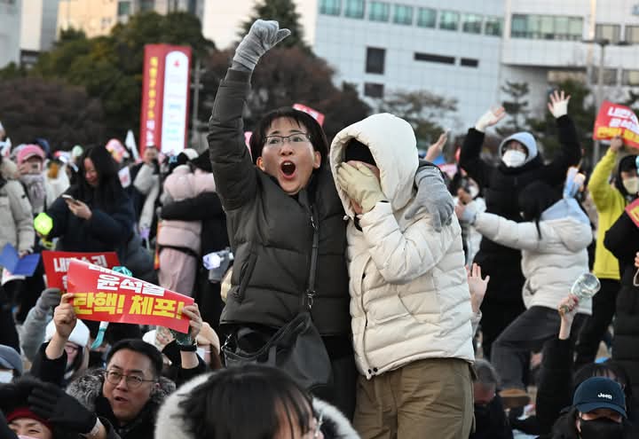 집회에 참가한 한 시민이 윤석열 탄핵 가결되자 환호하며 기념촬영하고 있다.  /김구연 기자