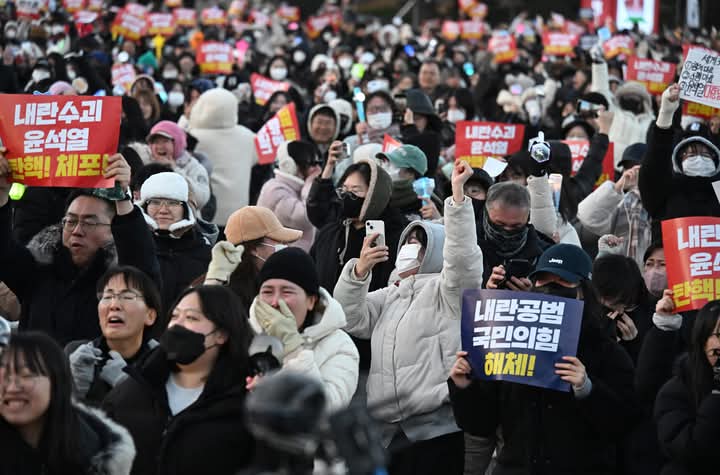 집회에 참가한 한 시민이 윤석열 탄핵 가결되자 환호하고 있다. /김구연 기자