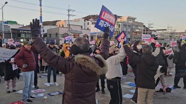 14일 오후 통영시 강구안 광장에서 모인 윤석열 탄핵 시국대회에 참가한 시민들이 탄핵소추안 가결 소식을 듣고 기뻐하고 있다. /정봉화 기자