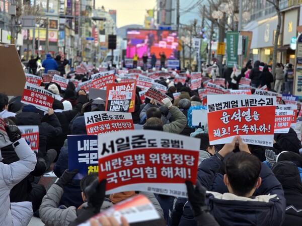14일 거제시 고현동 신한은행 앞 사거리에 열린 거제시민 시국대회에 참가한 시민들이 국회에서 윤석열 탄핵소추안 가결 소식을 듣고 환호하고 있다. /윤석열퇴진거제운동본부