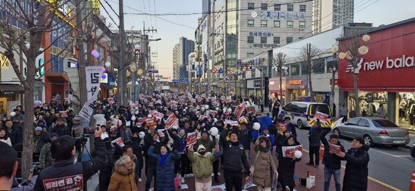 14일 거제시 고현동 신한은행 앞 사거리에 열린 거제시민 시국대회에 참가한 시민들이 국회에서 윤석열 탄핵소추안 가결 소식을 듣고 환호하고 있다. /윤석열퇴진거제운동본부