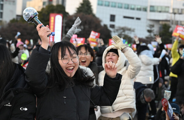 국회의 윤석열 대통령 탄핵소추안 2차 표결일인 2024년 12월 14일'내란수괴 윤석열 탄핵! 내란공법 국민의 힘 해체!'를 위한 경남도민대회가 창원시청 앞 창원광장에서 열렸다.집회에 참가한 시민들이 윤석열 탄핵 가결되자 환호하며 기뻐하고 있다. /김구연 기자
