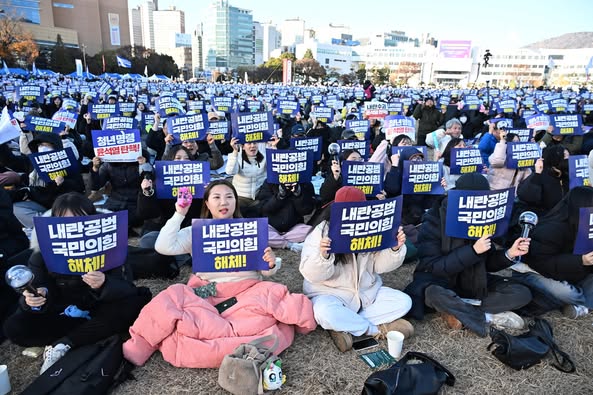 국회의 윤석열 대통령 탄핵소추안 2차 표결일인 2024년 12월 14일'내란수괴 윤석열 탄핵! 내란공법 국민의 힘 해체!'를 위한 경남도민대회가 창원시청 앞 창원광장에서 열렸다.집회에 참가한 시민들이 윤석열 탄핵 등의 구호를 외치고 있다. /김구연 기자