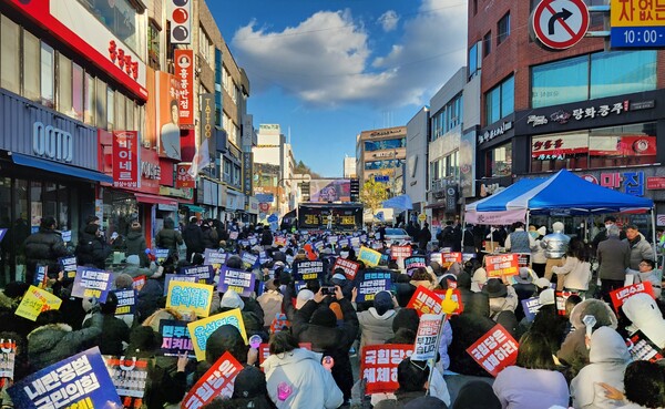진주에서 열린 촛불시위에는 1000명이 넘는 시민이 참여하며 윤석열 대통령 탄핵과 국민의힘 해체를 요구했다. /허귀용