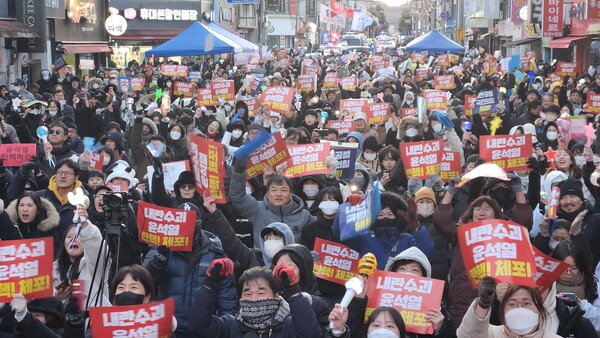 윤석열퇴진 진주비상행동이 지난 14일 진주 광미사거리에서 촛불 시위를 연 가운데, 국회에서 탄핵 결정 발표가 나자 시민들이 환호하고 있다. /허귀용