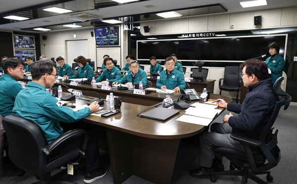 박완수 경남도지사는 14일 국회 윤석열 대통령 탄핵소추안 가결 직후 시장·군수와 도청 실국본부장 영상회의를 열고 도민의 안전과 민생 안정에 최선을 다해 줄 것을 당부하고 있다. /경남도